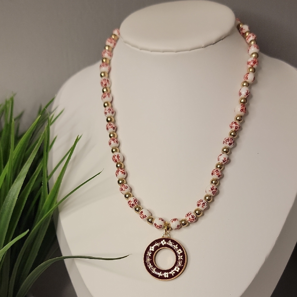 Floral Elegant Burgundy Beaded Necklace with LV Donut - Picture 3 of 10